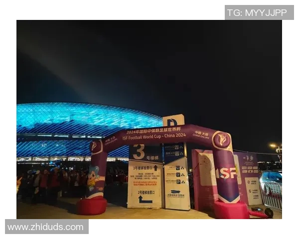 灯光绘出绿茵激情以足球巨星闪耀夜色艺术盛宴 灯光绘出绿茵激情以足球巨星闪耀夜色艺术盛宴