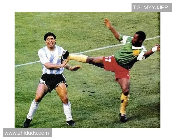 小球迷追星记:亲手索要足球球星卡签名的难忘时刻 小球迷追星记:亲手索要足球球星卡签名的难忘时刻