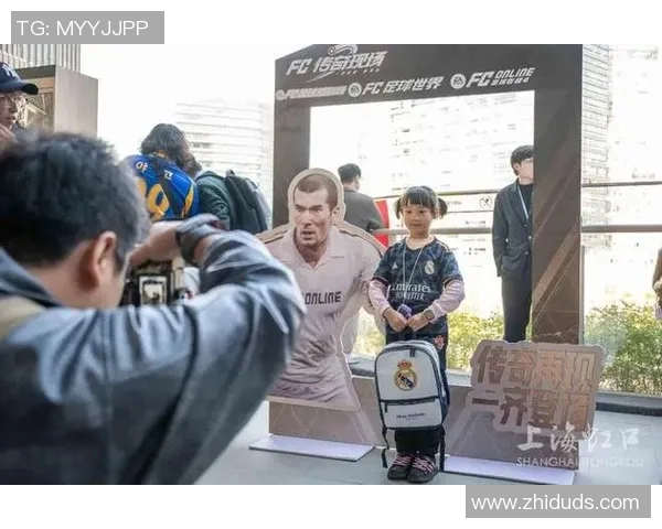 香港街头热议足球球星传奇故事掀起全民追星狂潮